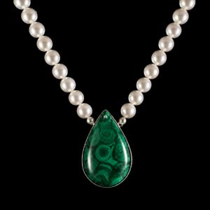 Necklace with pearls and malachite