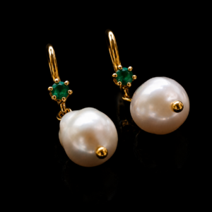 Earrings with pearls